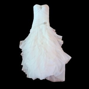 New w/ Tags, Essense of Australia Classic, Romantic Wedding Gown- Bridal, Size 0